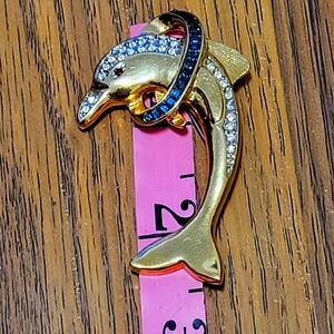 Signed Butler Fifth Avenue Dolphin Brooch – Vintage Gold Tone Z4